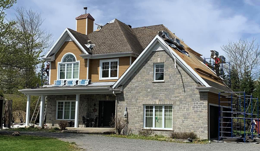 Installation de toiture en bardeaux d'asphalte à Québec et les environs.